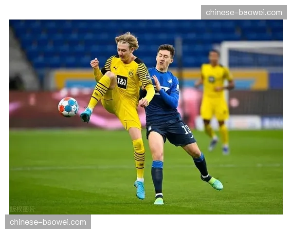 特纳三分判罚聚焦脚部与界线关系,多角度回放仍难解争议 特纳三分判罚聚焦脚部与界线关系,多角度回放仍难解争议